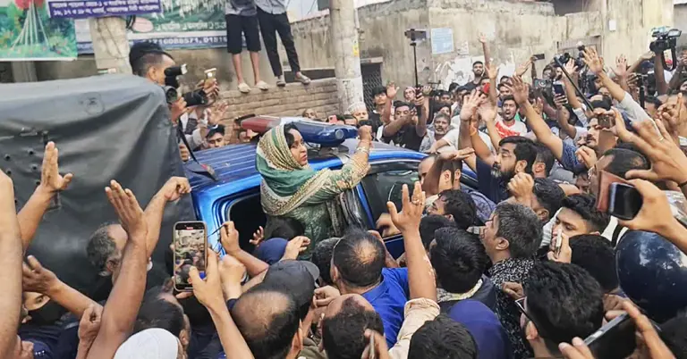গ্রেপ্তারের পর পুলিশের গাড়িতে সেলিনা হায়াৎ আইভী